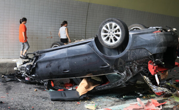 O cansaço do motorista ao dirigir fez com que o carro batesse na parede do túnel