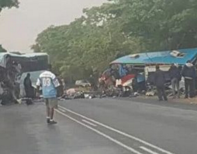 O microônibus do Zimbábue colidiu e matou várias pessoas