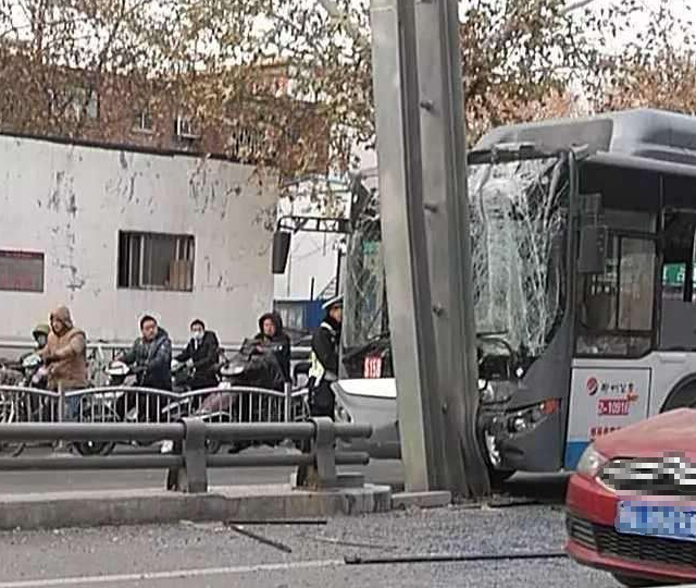 Um ônibus em Zhengzhou atingiu um quadro elevado e feriu 13 passageiros