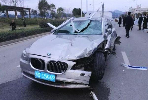 O motorista estava cansado e o carro derrubou o guarda-corpo