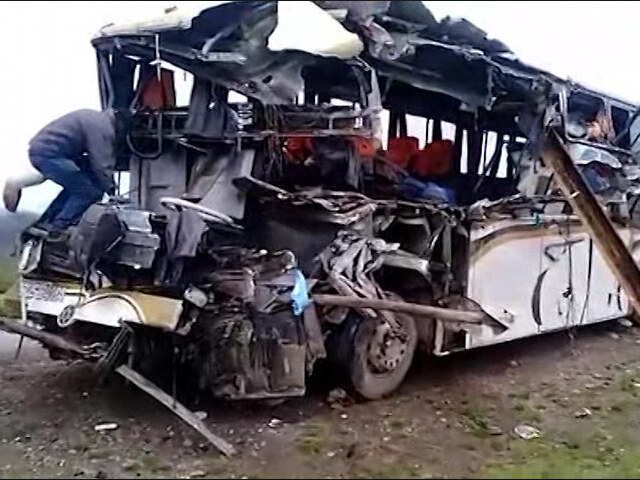 Um caminhão na Bolívia colidiu com um ônibus de longa distância